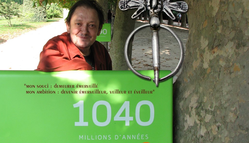 Gérard Barrière au Jardin des plantes, avec sa fibule en forme d'outarde rapportée du Maroc